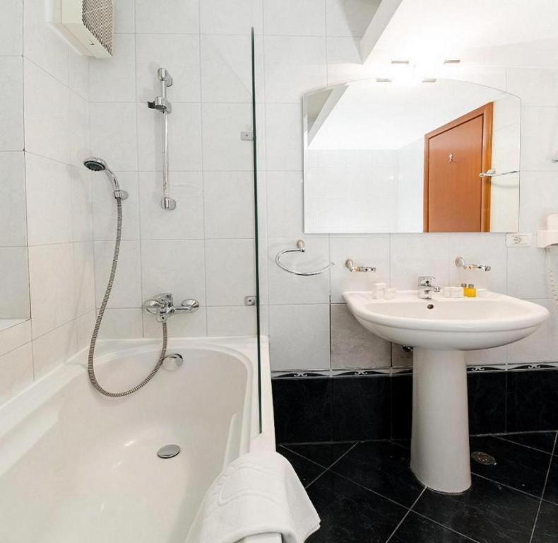 Pension De Lux โคนิกส์บรุนน์ ภายนอก รูปภาพ